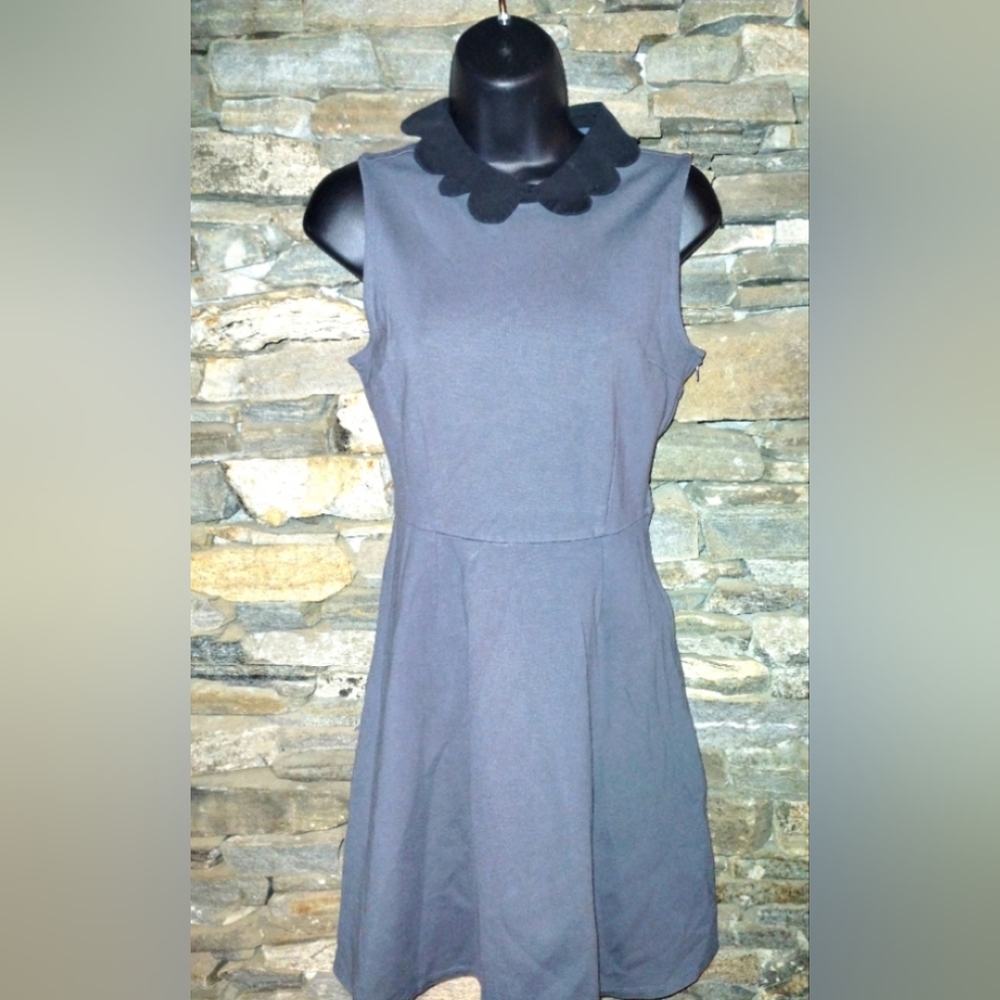Modcloth gray aline Sleeveless dress with black scalloped collar,  size s - Picture 9 of 9